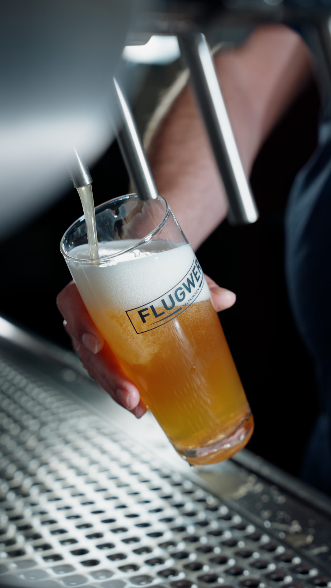 Frisch gezapftes Bier im Flugwerk-Glas an der Schankanlage im Erdgeschoss