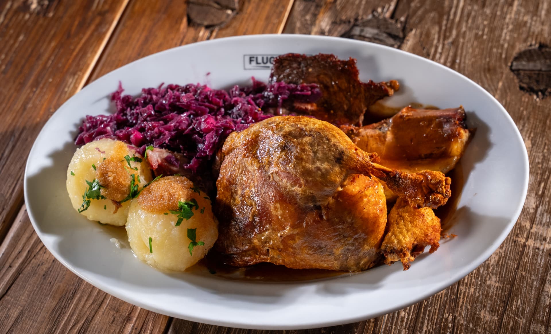 Knusprige Ente mit Knödeln und Rotkraut – Catering für Firmenevents in der Eventlocation München Ost