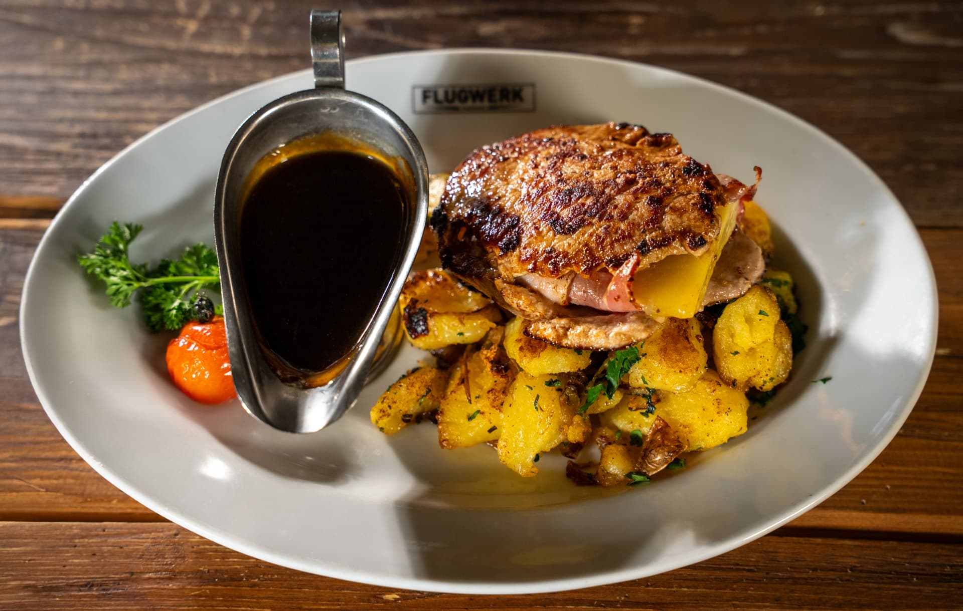 Überbackener Braten mit Bratkartoffeln und Sauce