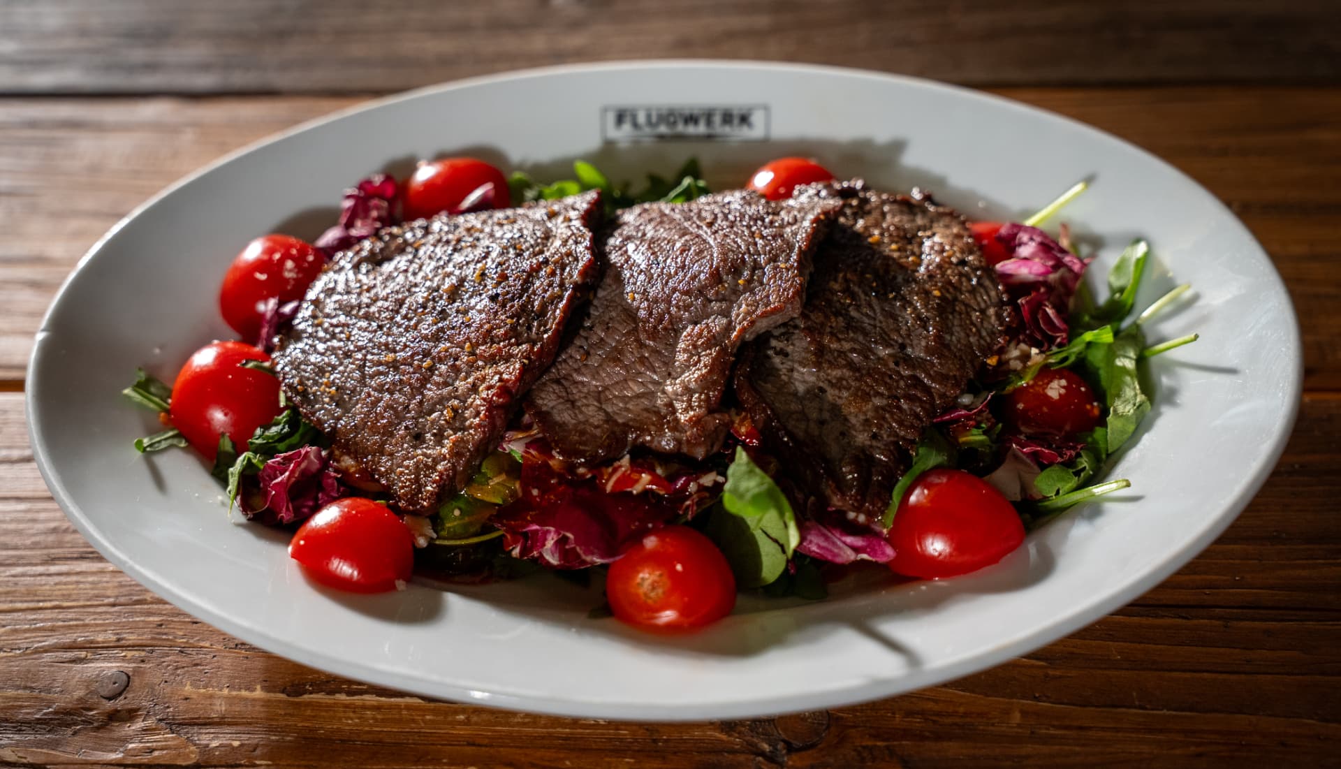 Rindersteak auf buntem Salat mit Tomaten