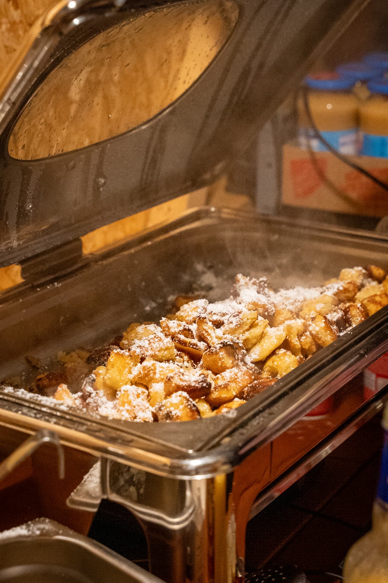 Frischer Kaiserschmarrn vom Event-Catering