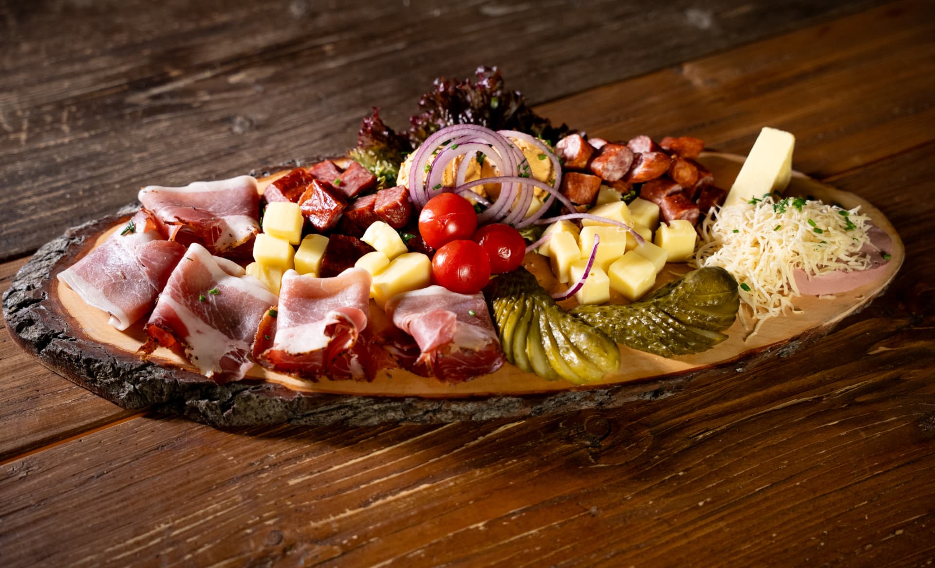 Bayerische Brotzeitplatte mit Schinken, Käse und Gurken